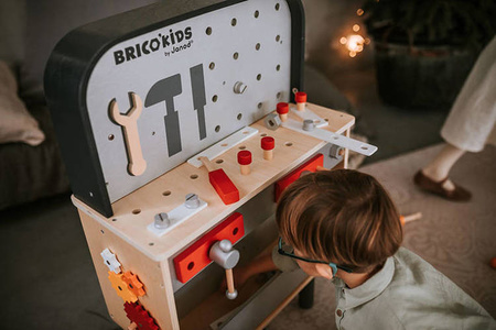 Dwustronny drewniany stolik warsztatowy z 34 akcesoriami Brico'kids 3-8 lat, Janod