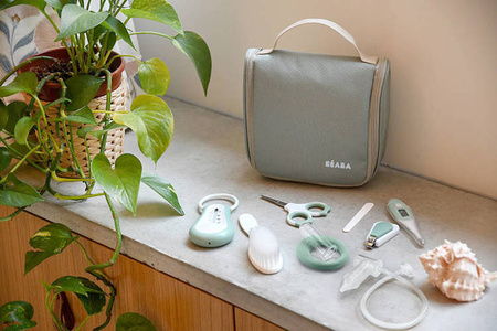 Beaba Kosmetyczka z 9 akcesoriami do pielęgnacji niemowląt Sage green