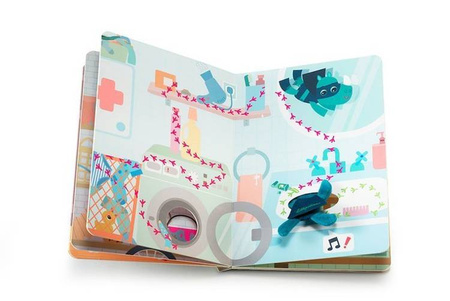 LILLIPUTIENS Książeczka przygodowa z mini-przytulanką kartonowa „Marius superbohater” 2 l+