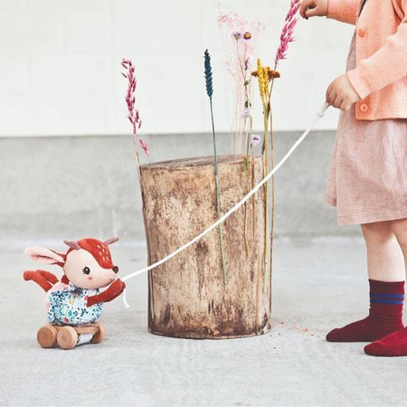 LILLIPUTIENS Przytulanka do ciągnięcia na kółkach Sarenka Stella 12 m+
