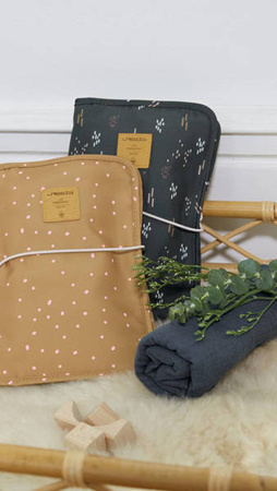 Lassig Casual Label Przewijak podróżny z etui na akcesoria Dots curry