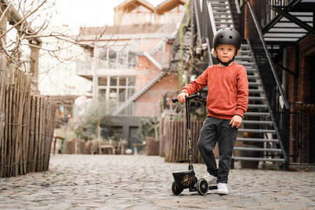 SCOOTANDRIDE Highwaykick 2 Lifestyle Hulajnoga trójkołowa balansowa z zamykanym schowkiem 2+ Black & Gold EDYCJA LIMITOWANA