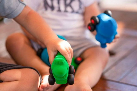 Rubbabu Zestaw 8 sensorycznych zwierzątek - pojazdów mikro (opakowanie zbiorcze 8 szt.)