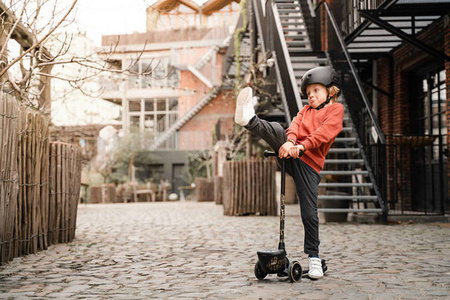 SCOOTANDRIDE Highwaykick 2 Lifestyle Hulajnoga trójkołowa balansowa z zamykanym schowkiem 2+ Black & Gold EDYCJA LIMITOWANA