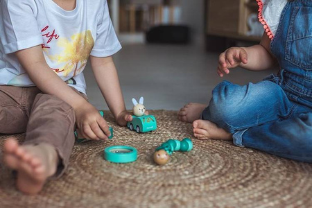 Drewniany samochodzik z napędem Pocket 2+, opakowanie zbiorcze 15 sztuk (3 rodzaje), Janod