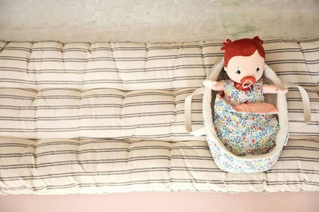 LILLIPUTIENS Koszyczek-nosidełko dla lalki z kocykiem i poduszką Kwiaty 2 l+