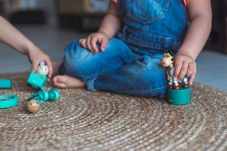 Drewniane tańczące zwierzątka Krówka + Osiołek Pocket 3+, opakowanie zbiorcze 10 sztuk (2 rodzaje), Janod