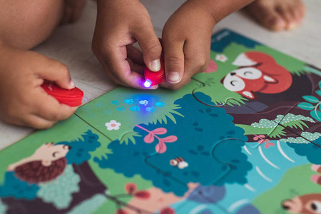 Świecące puzzle z mini-lampką UV Las 24 elementy 3+, Janod