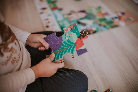 Puzzle obserwacyjne w walizce Baśnie 24 elementy 3+ Made in France, Janod