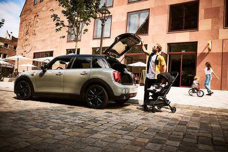 MINI by Easywalker Buggy TURN Kompaktowy wózek spacerowy z obrotowym siedziskiem 360° Oxford Black (z osłoną przeciwdeszczową w zestawie)