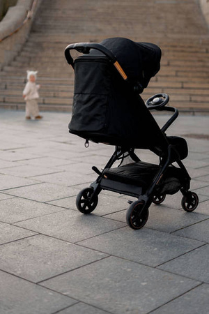 Easywalker Jackey Special Edition Kompaktowy, samoskładający się wózek spacerowy z torbą transportową Gold