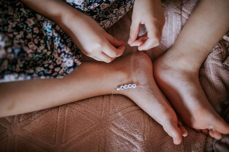 Zestaw do tworzenia biżuterii Koraliki z literkami  6+, Janod