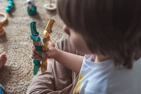 Drewniana elastyczna układanka Wąż + Krokodyl Pocket 2+, opakowanie zbiorcze 12 sztuk (3 rodzaje), Janod