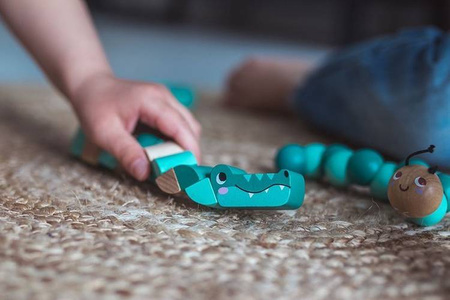 Drewniana elastyczna układanka Wąż + Krokodyl Pocket 2+, opakowanie zbiorcze 12 sztuk (3 rodzaje), Janod