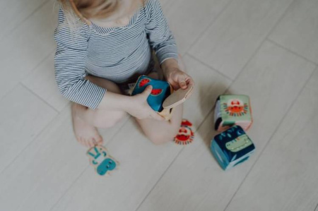 LILLIPUTIENS Zestaw 3 kostek aktywizujących wielofunkcyjnych z ukrytymi elementami Dżungla 18 m+