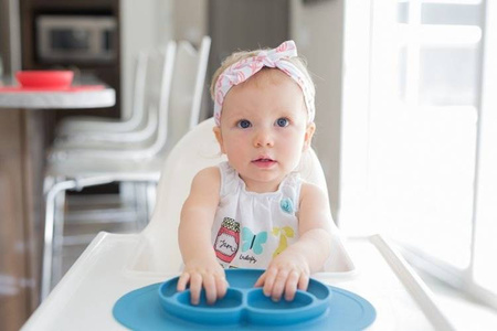 EZPZ Silikonowy talerzyk z podkładką mały 2w1 Mini Mat niebieski