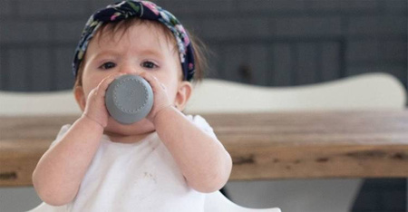 EZPZ Silikonowy kubeczek Tiny Cup 60 ml szary