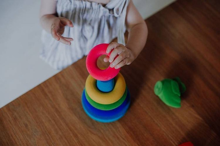Rubbabu Układanka edukacyjno-sensoryczna piramida z kaczuszką