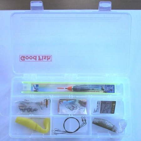 Pudełko z uniwersalnymi akcesoriami wędkarskimi. Robinson 74-Z-003