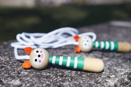 Skakanka z drewnianymi rączkami Lisek, Janod