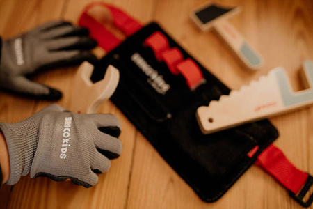 Pas z drewnianymi narzędziami i rękawicami roboczymi Brico'kids 3-6 lat, Janod