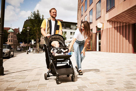 MINI by Easywalker Buggy TURN Kompaktowy wózek spacerowy z obrotowym siedziskiem 360° Oxford Black (z osłoną przeciwdeszczową w zestawie)