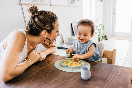 EZPZ Silikonowa łyżeczka Tiny Spoon 2 szt. pastelowa zieleń