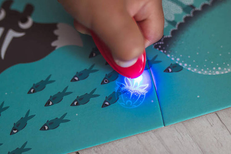 Świecące puzzle z mini-lampką UV Las 24 elementy 3+, Janod