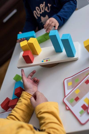 Drewniana równoważnia z 16 klockami Essentiel, Janod