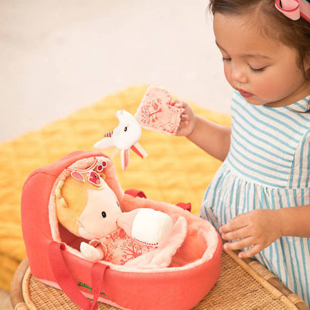 LILLIPUTIENS Lalka dzidziuś w gondoli z komforterem i butelką mleka Lena 12 m+