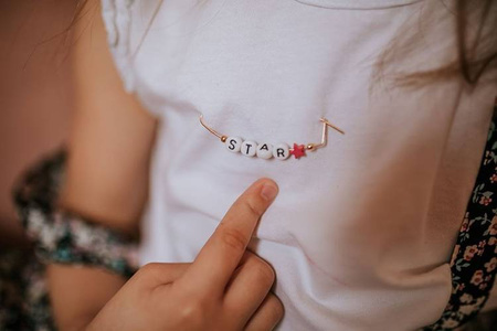 Zestaw do tworzenia biżuterii Koraliki z literkami  6+, Janod