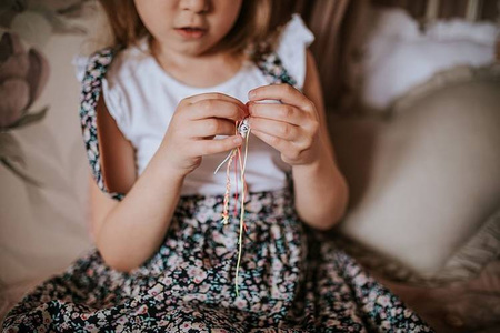 Zestaw do tworzenia biżuterii Koraliki z literkami  6+, Janod