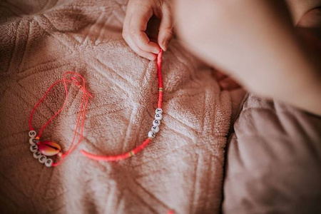 Zestaw do tworzenia biżuterii Koraliki z literkami  6+, Janod