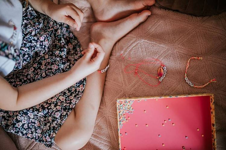 Zestaw do tworzenia biżuterii Koraliki z literkami  6+, Janod