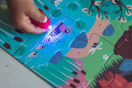 Świecące puzzle z mini-lampką UV Las 24 elementy 3+, Janod
