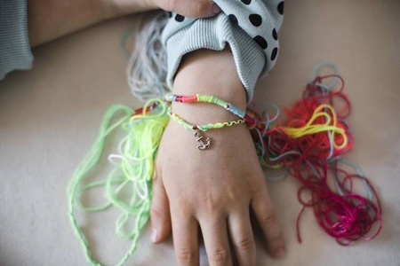 Zestaw do tworzenia biżuterii Neonowe brazylijskie bransoletki 8+, Janod