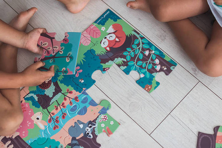 Świecące puzzle z mini-lampką UV Las 24 elementy 3+, Janod