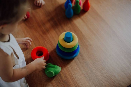 Rubbabu Układanka edukacyjno-sensoryczna piramida z piłką