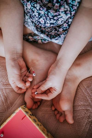 Zestaw do tworzenia biżuterii Koraliki z literkami  6+, Janod