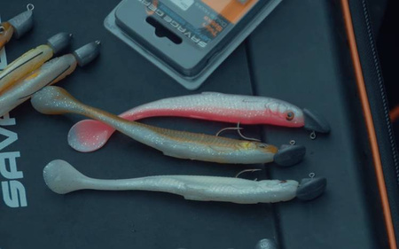 GUMA SLENDER SCOOP SHAD 9CM 4G CLEAR WATER MIX 4szt Savage Gear (76749)