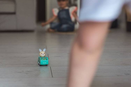 Drewniany samochodzik z napędem Pocket 2+, opakowanie zbiorcze 15 sztuk (3 rodzaje), Janod