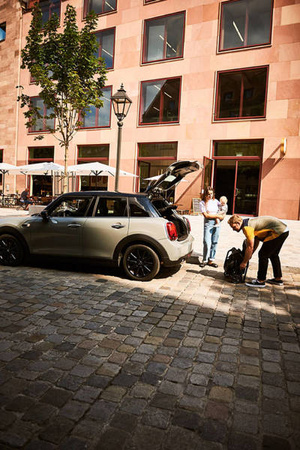 MINI by Easywalker Buggy TURN Kompaktowy wózek spacerowy z obrotowym siedziskiem 360° Soho Grey (z osłoną przeciwdeszczową w zestawie)