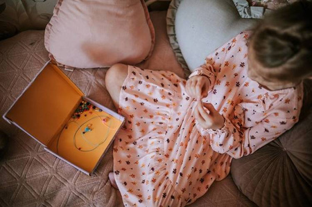 Zestaw kreatywny do tworzenia biżuterii Tęczowe koraliki 6+, Janod