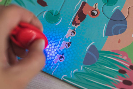 Świecące puzzle z mini-lampką UV Las 24 elementy 3+, Janod