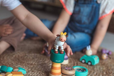 Drewniane tańczące zwierzątka Krówka + Osiołek Pocket 3+, opakowanie zbiorcze 10 sztuk (2 rodzaje), Janod