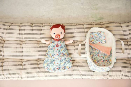 LILLIPUTIENS Koszyczek-nosidełko dla lalki z kocykiem i poduszką Kwiaty 2 l+