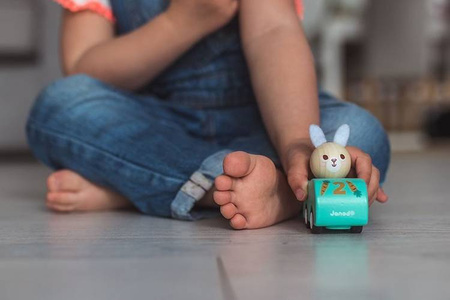 Drewniany samochodzik z napędem Pocket 2+, opakowanie zbiorcze 15 sztuk (3 rodzaje), Janod