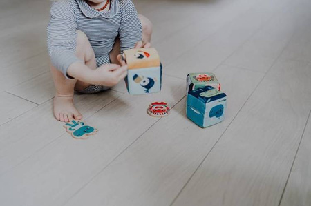 LILLIPUTIENS Zestaw 3 kostek aktywizujących wielofunkcyjnych z ukrytymi elementami Dżungla 18 m+