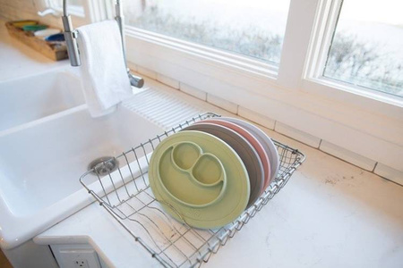 EZPZ Silikonowy talerzyk z podkładką mały 2w1 Mini Mat pastelowy niebieski