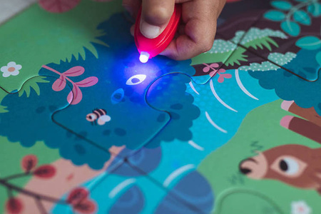 Świecące puzzle z mini-lampką UV Las 24 elementy 3+, Janod